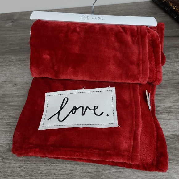 NWOT Rae Dunn LOVE plush throw - Picture 6 of 6
